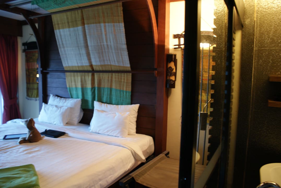 Doppelbett sowie Teil des Badezimmers Samui Jasmine Resort