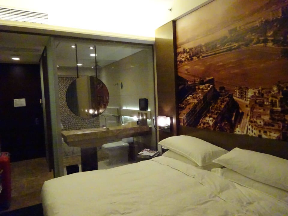 Blick zum Bad Hotel Harbour Grand Hong Kong