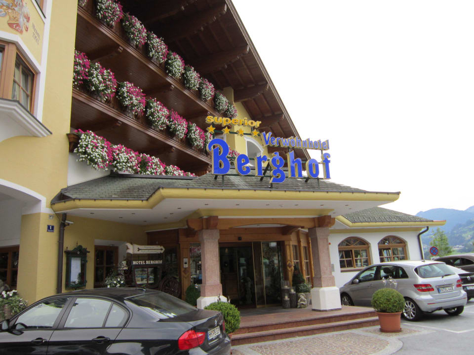Eingang zum Hotel Hotel Berghof | St. Johann in Salzburg