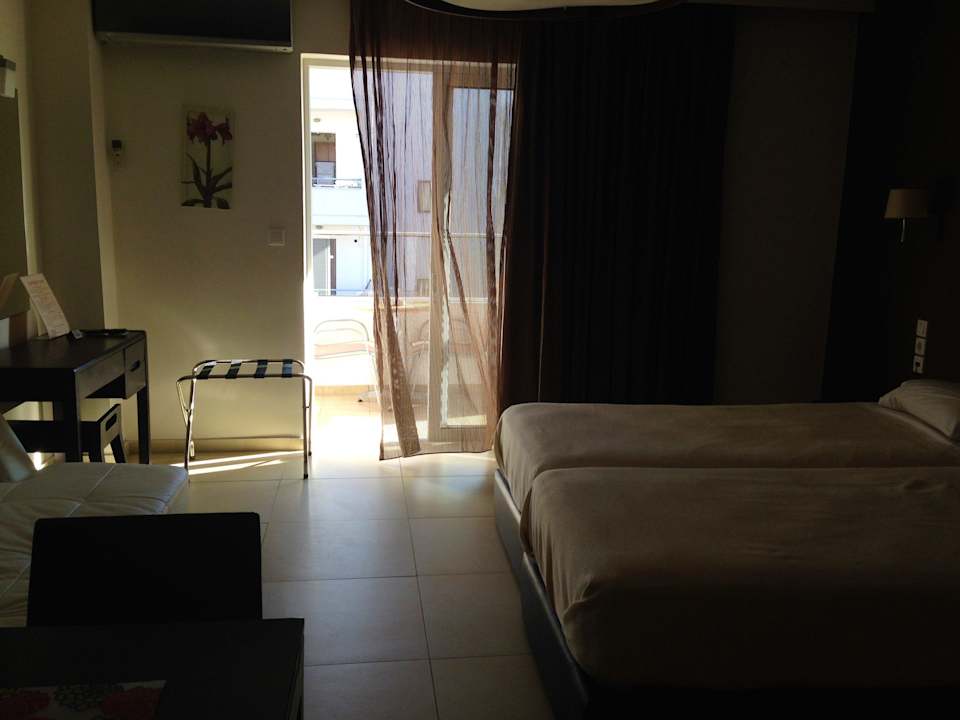 Blcik ins Zimmer vom Eingang her Hotel Cosmos