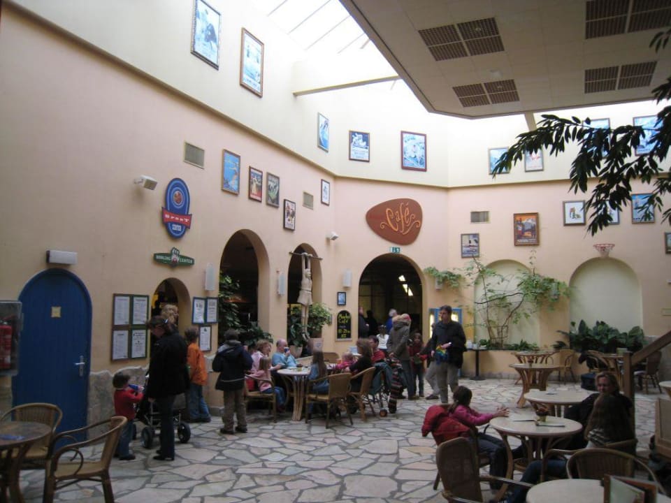 Das Market Cafe mit Durchgang zur Bowling Bahn Center Parcs Park Hochsauerland