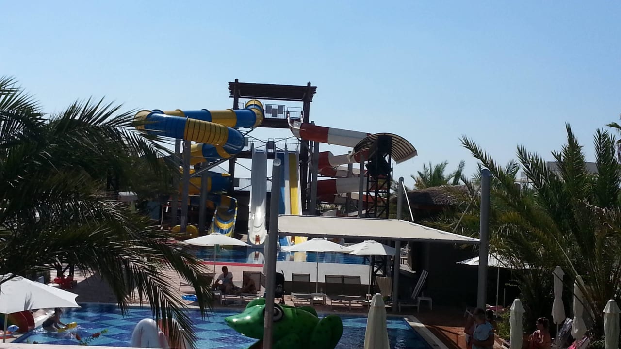 Blick auf die Rutschen Quattro Beach Spa & Resort