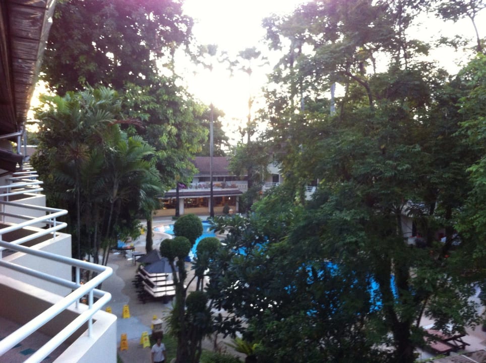 Blick vom Zimmer auf den Pool in Richtung Strand Hotel Thara Patong Beach
