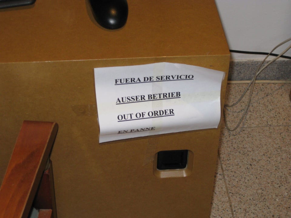 Defektes Internet Schild JS Portocolom Suites