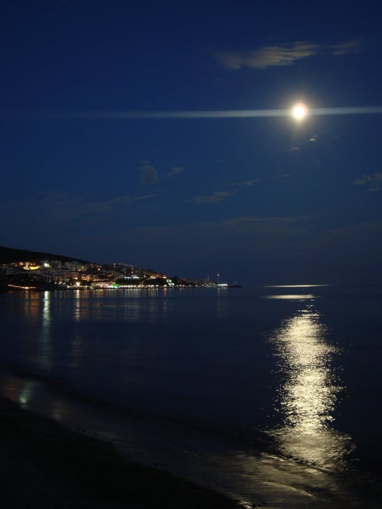 Abendlicher Spaziergang am Strand Hotel Sineva Beach