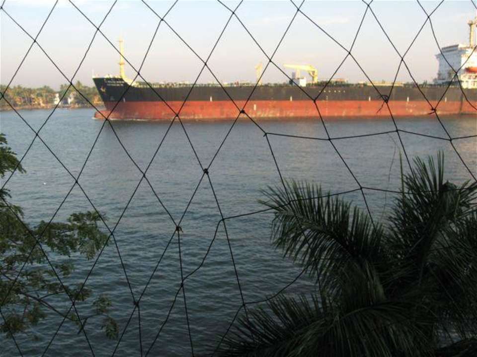 ein Schiff fährt am Hotelfenster vorbei Hotel Brunton Boat Yard