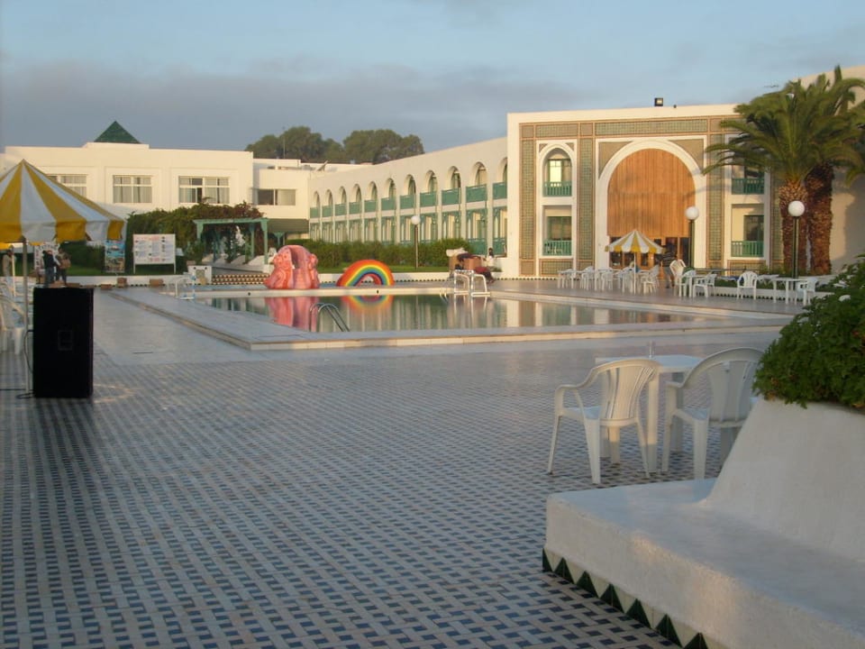 Pool mit Blick auf das Hotel Hotel El Mouradi Cap Mahdia
