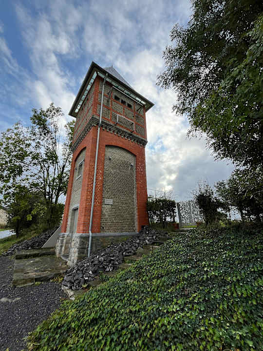 Außenansicht Logement insolite La tour de Larbuisson