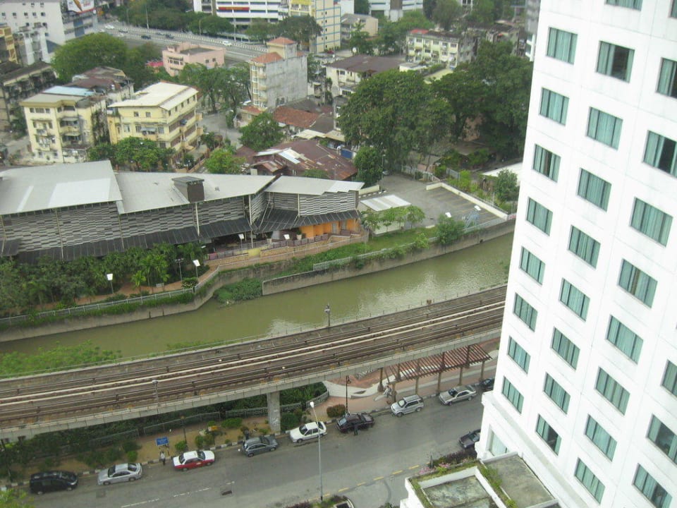 Blick vom 13. Stock auf die Bahnlinie Vistana Hotel
