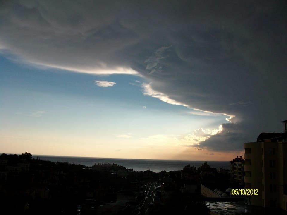 Wolkenspiel nach Regenschauer Hotel Club Paradiso