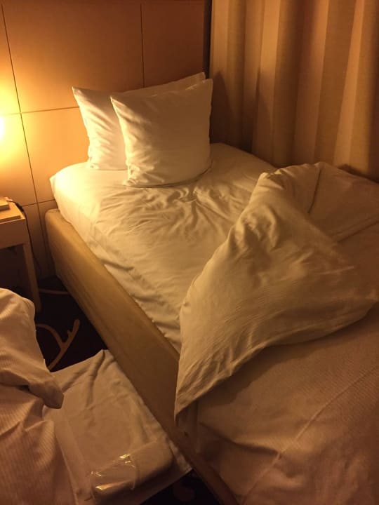 Bett wird bereitet Hotel Mondial am Dom Cologne- MGallery