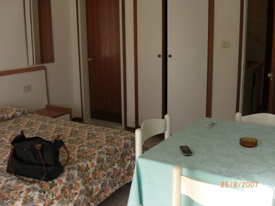 Das Bett in kleinen Zimmer Yachting Residence