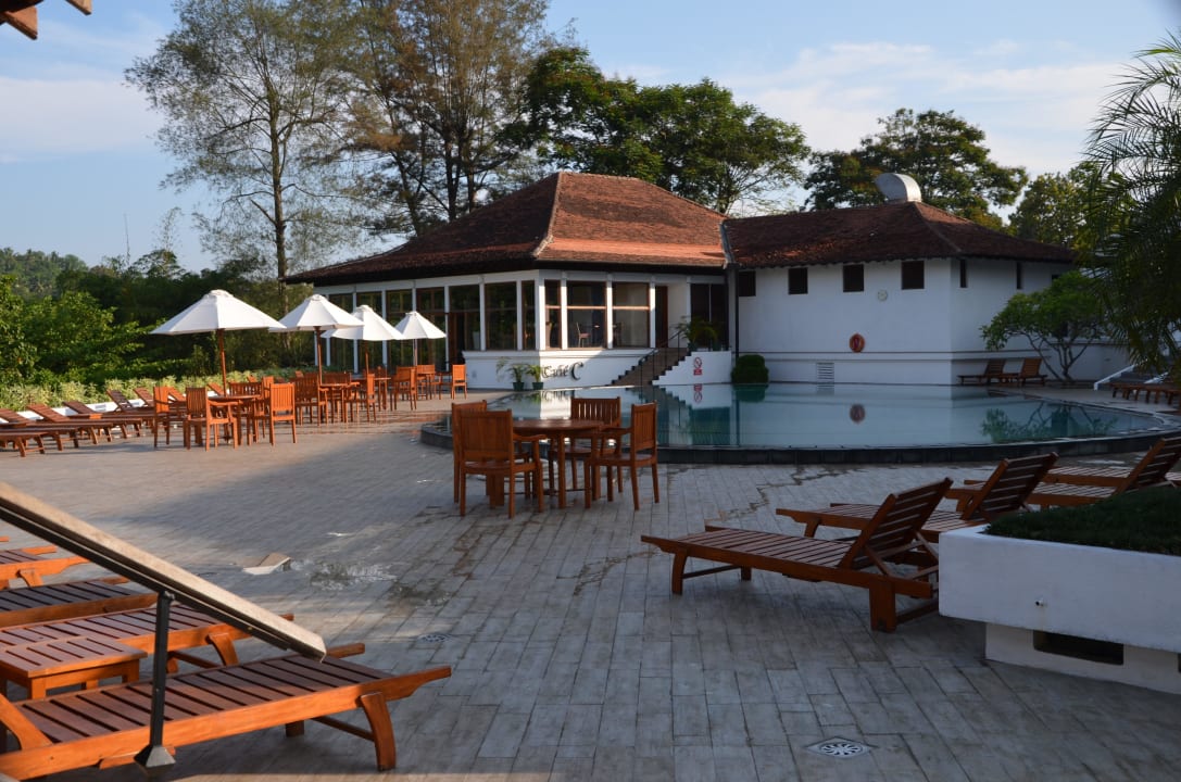 Vor dem Pool Hotel Cinnamon Citadel Kandy