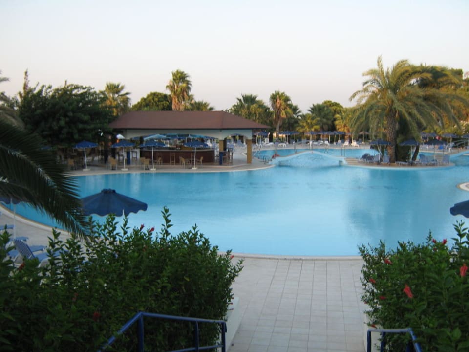 Ausblick aus unserem Zimmer zum Pool Kresten Palace Hotel