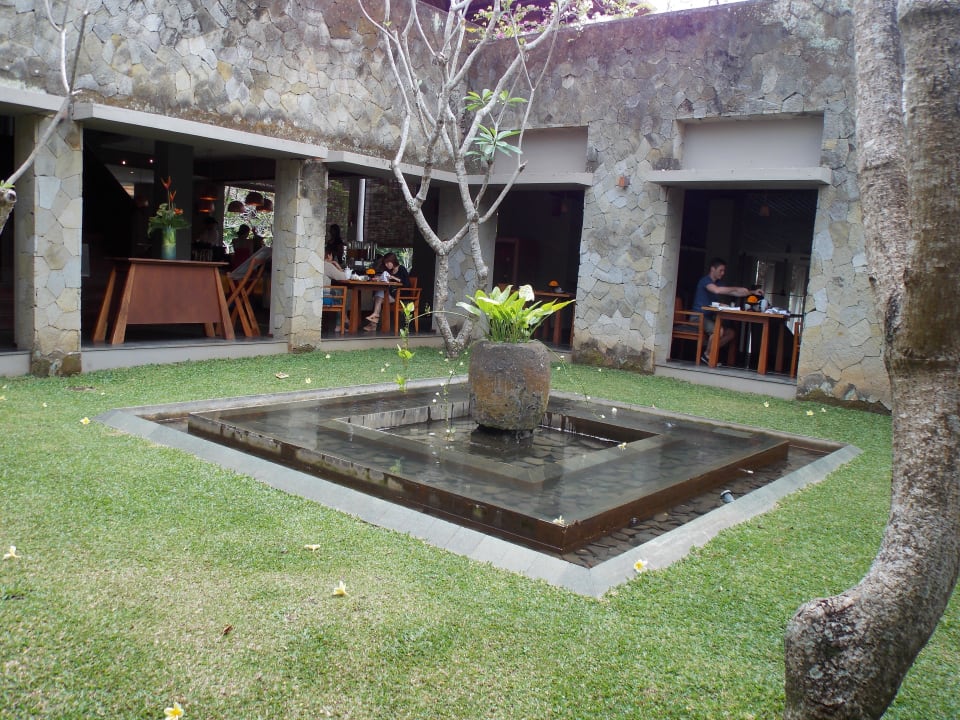 Dekoration vor dem Restaurant Maya Ubud Resort & Spa Bali