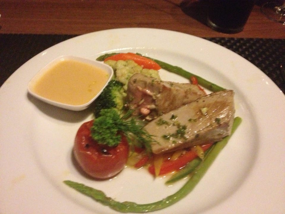 Thunfischsteak im Hotel Sunprime Kamala Beach