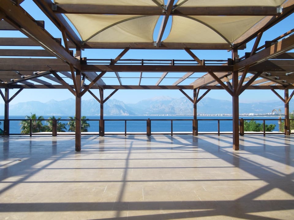 Außenterrasse zum Meer Ramada Plaza by Wyndham Antalya