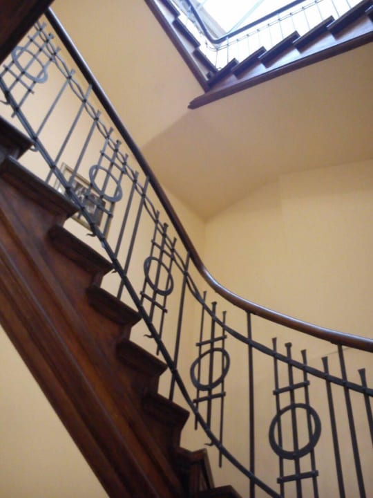 Das wunderschöne Treppenhaus Pergamin Royal Apartments