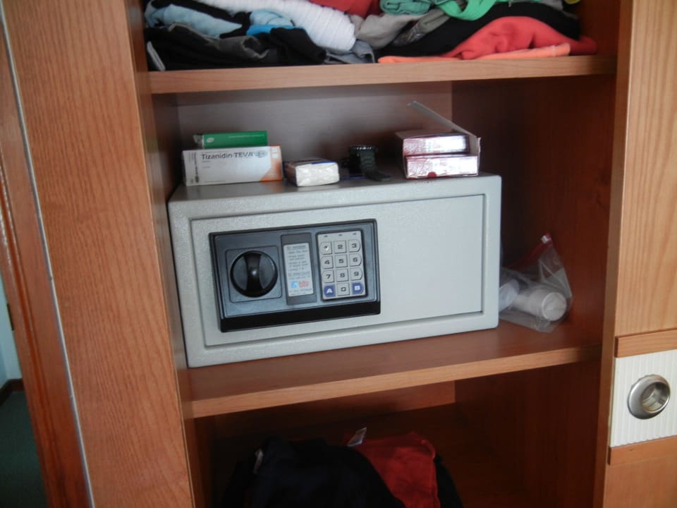 Eingebauter Safe mit Code Nr. statt Schlüssel allsun Hotel Lucana