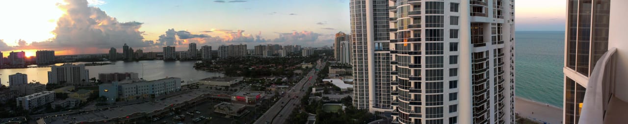 Panorama von unserer Balkon-Suite im 19. Strock. Trump International Beach Resort