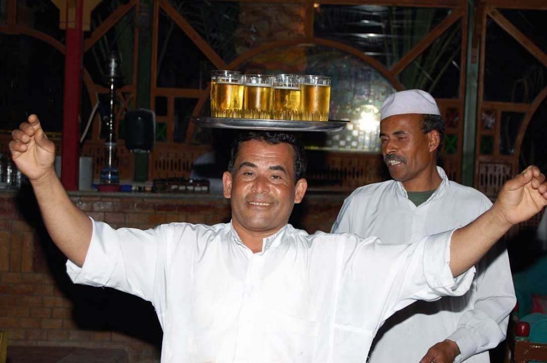 Kellner in der Shishabar Giftun Azur Resort