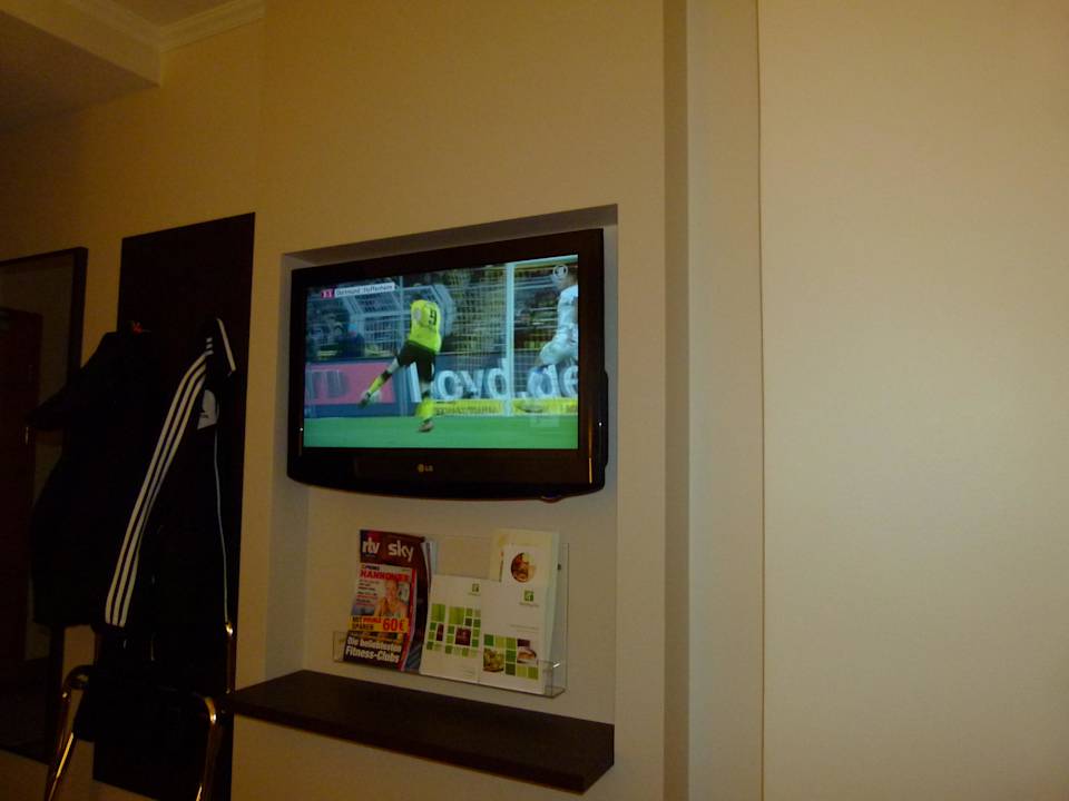 Vom Bett aus gesehen Leonardo Hotel Hannover Airport