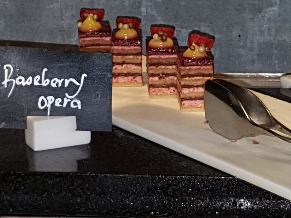 Gastro Rose Rayhaan by Rotana