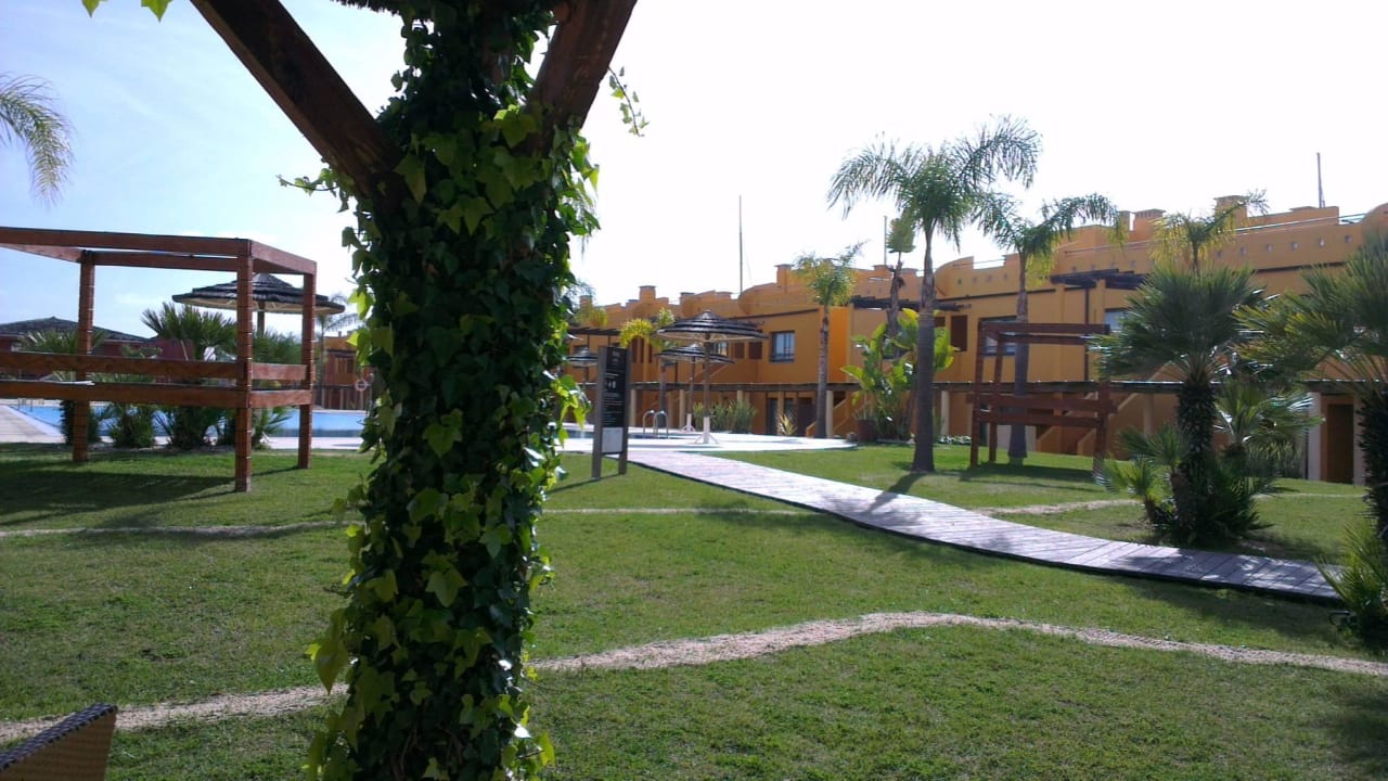 Gepflegter Pool und Gartenlandschaft NH Marina Portimão Resort