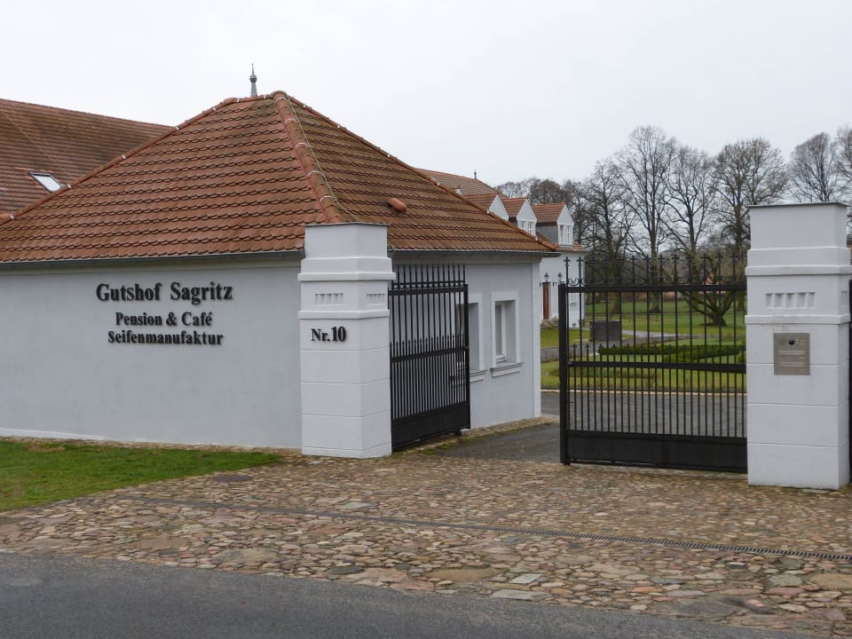 Einfahrt Gutshof Pension Gutshof Sagritz