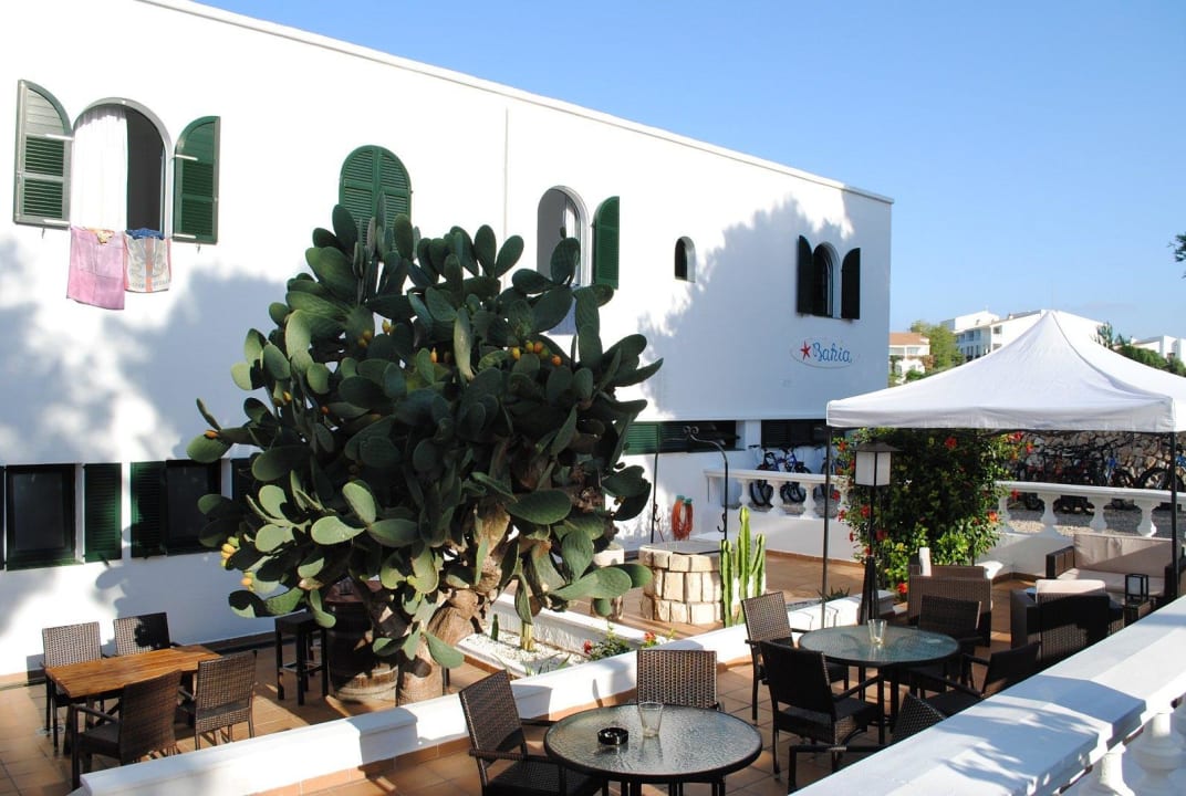 Innenhof mit Sitzmöglichkeiten Hotel Bahia