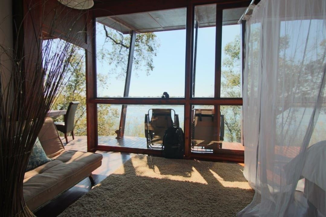 Blick durch das Zimmer zur Fensterfront RiverDance Lodge