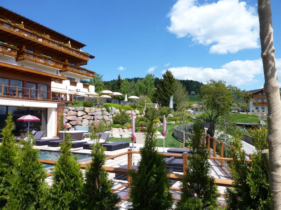 Garten mit "altem Hotelteil und Pool Hotel Chalet Mirabell