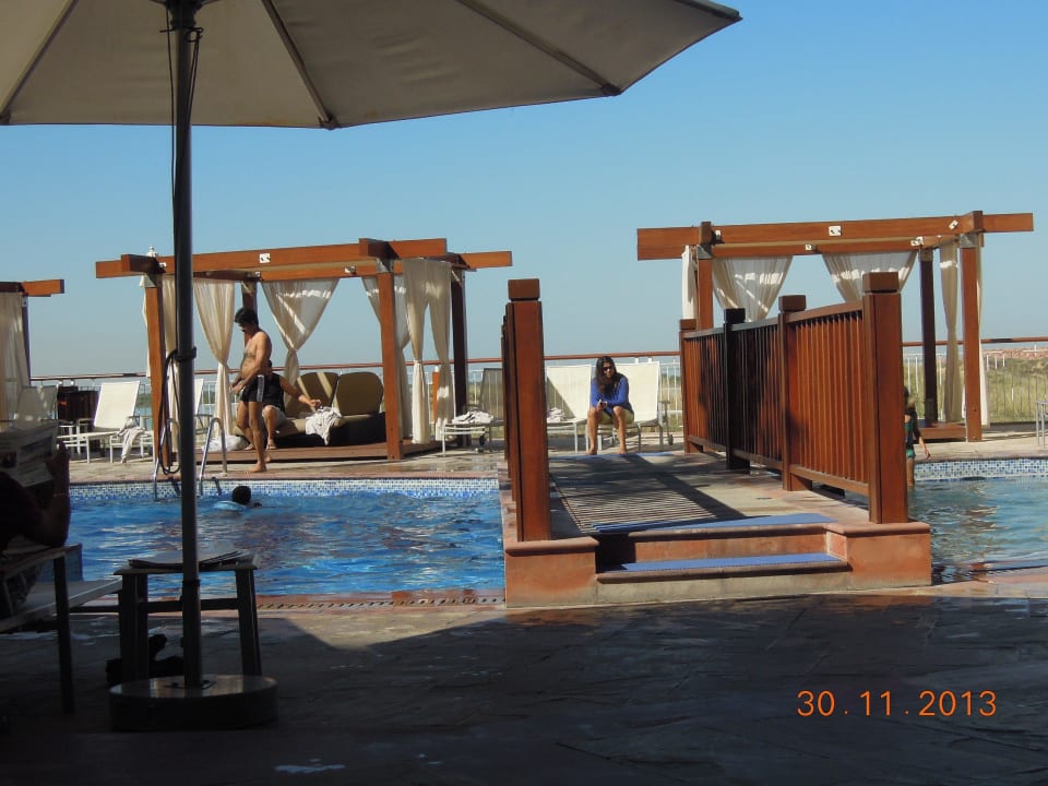Teil des Pools Hotel Radisson Blu Abu Dhabi Yas Island