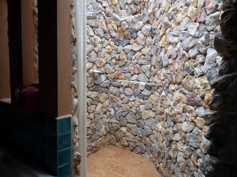 Großzügige Dusche The Fair House Beach Resort