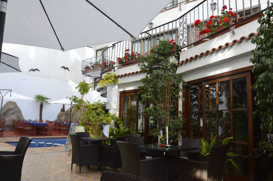 Sitzgelegenheiten an der Poolanlage Neptuno Apartaments