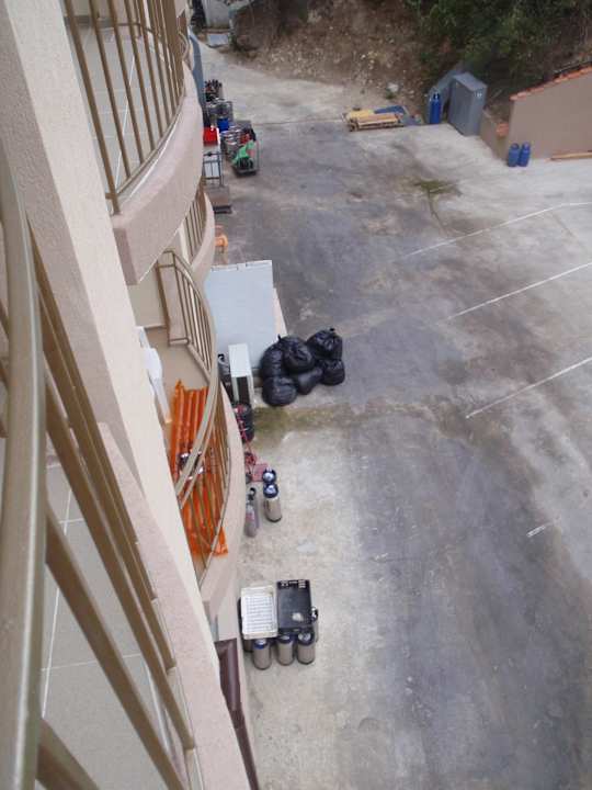 Blick vom Balkon (Landseite) Vemara Beach