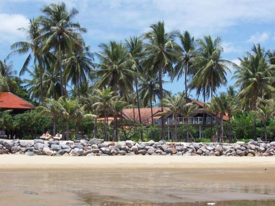 Blick vom Meer zum Hauptrestaurant Wyndham Hua Hin Pranburi Resort & Villas
