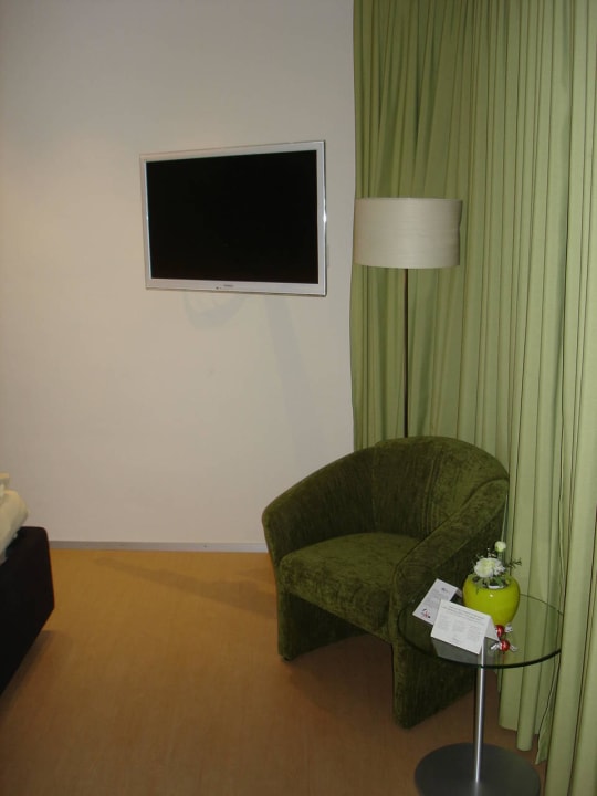 TV und Sitzgelegenheit im Zimmer Hotel Krone