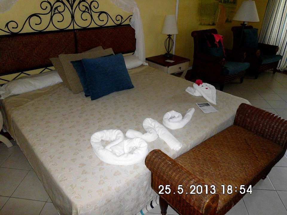 Bett mit Abschiedsgrüße Hotel Playa Pesquero