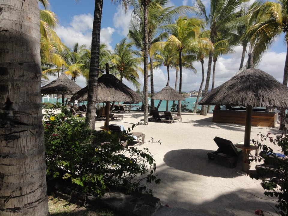 Blick auf den hoteleigenen Strand Mauricia Beachcomber Resort & Spa