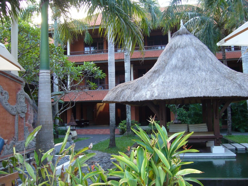 Blick vom Pool auf Gebäudeteil Puri Santrian