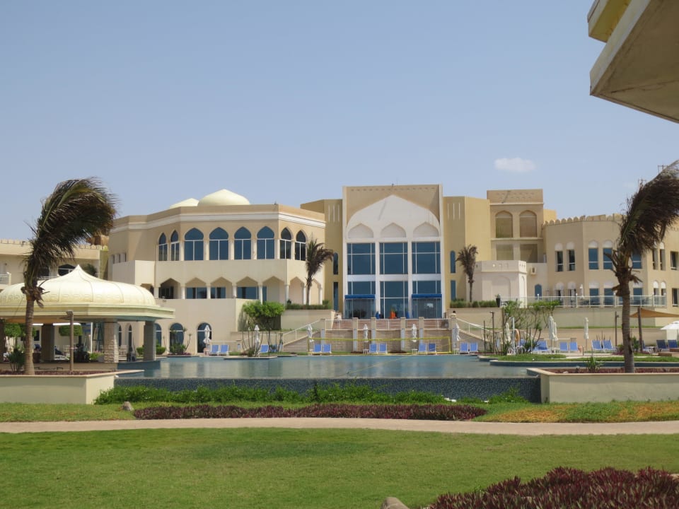 Blick auf das Hauptgebäude Wyndham Garden Salalah Mirbat