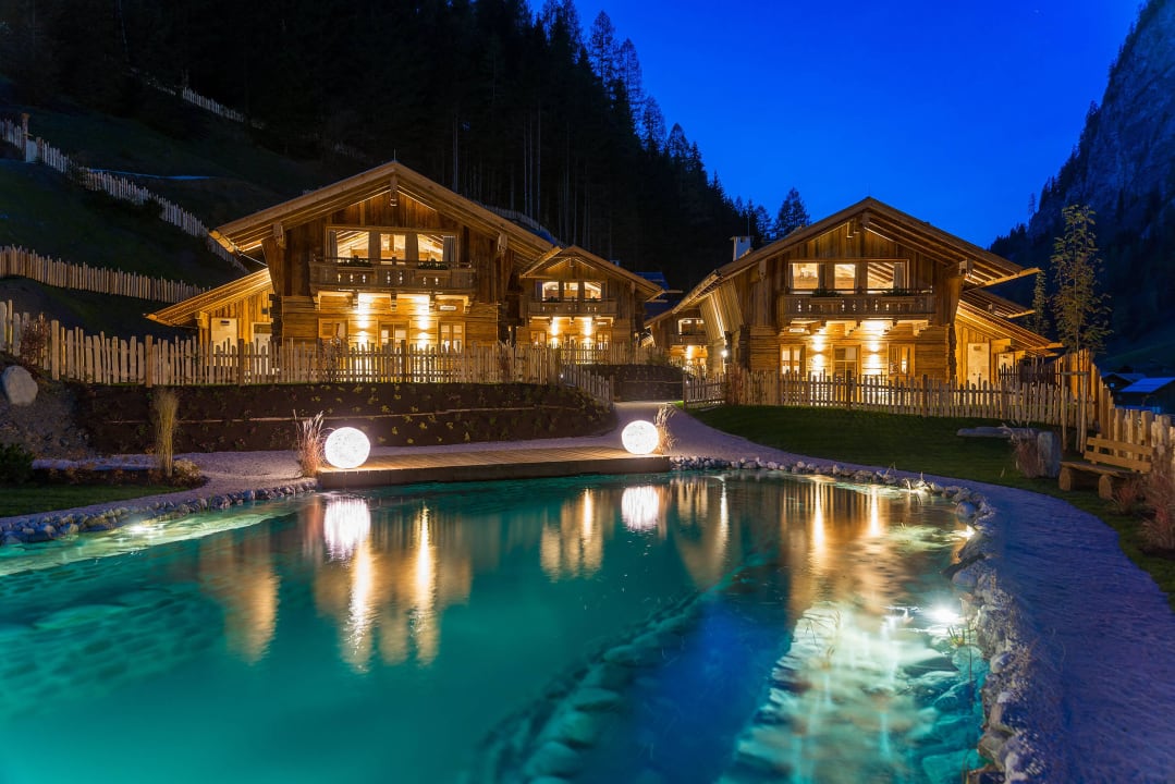 Chalets beleuchtet bei Nacht Chaletdorf Auszeit