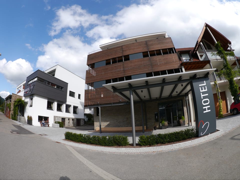 Hotel u. im Hintergrund Restaurant Hotel Kirnbacher Hof