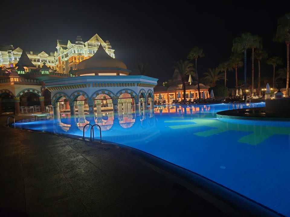 Pool Kamelya Aishen Club