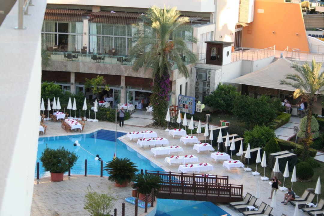 Blick vom Zimmer auf den Pool Alaiye Resort & Spa