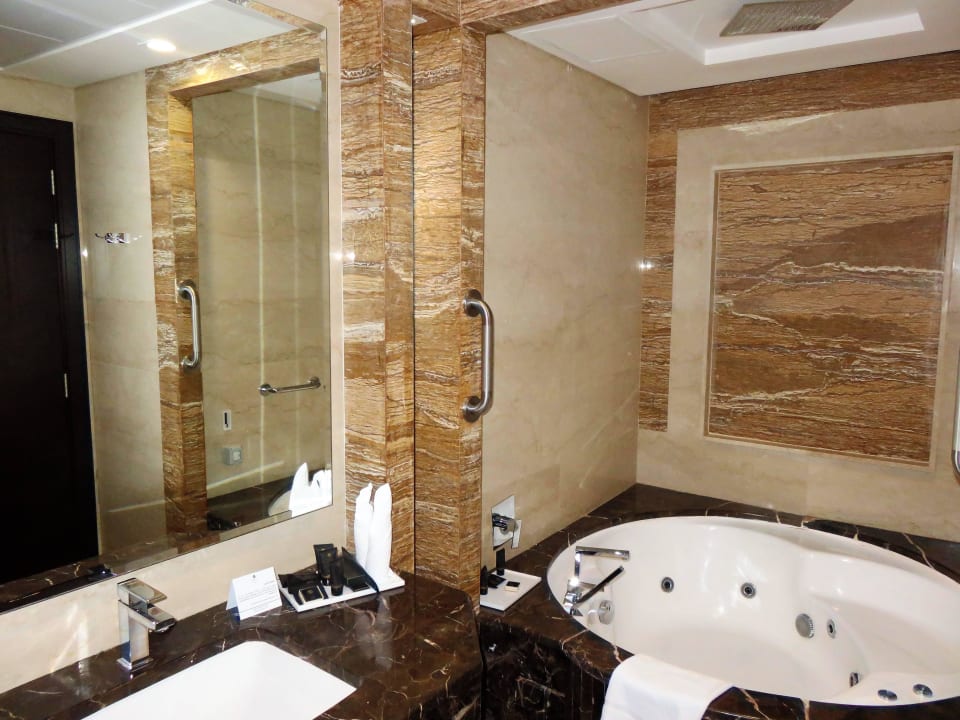 Junior Suite #213 Landmark Premier Hotel