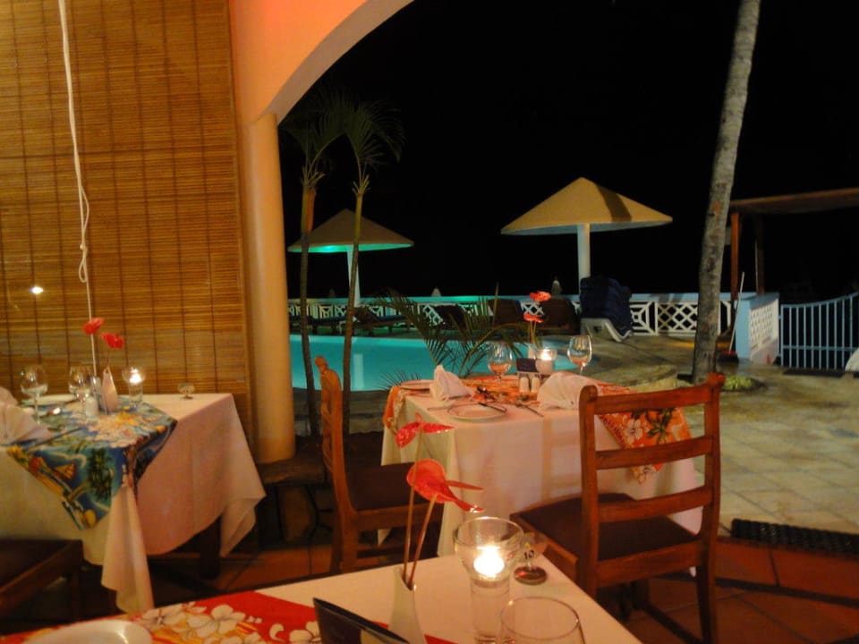 Restaurant bei Nacht Gold Beach Resort
