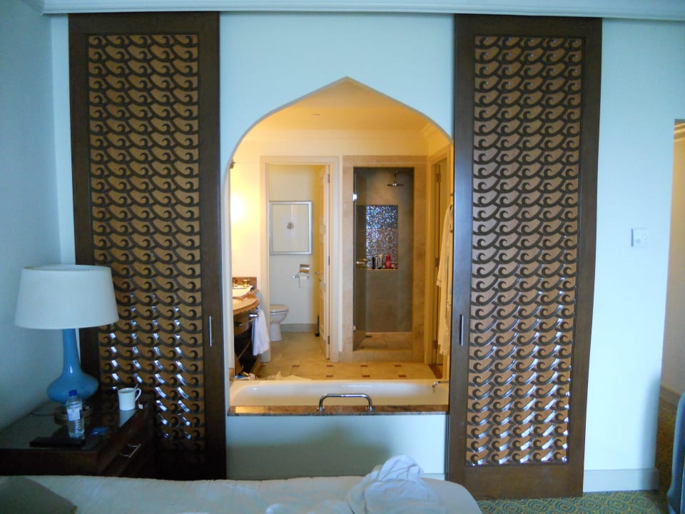 Blick vom Bett ins Bad Atlantis, The Palm