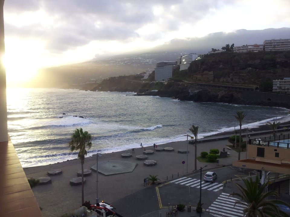 Ausblick aus dem Zimmer auf den Strand vor Ort H10 Tenerife Playa